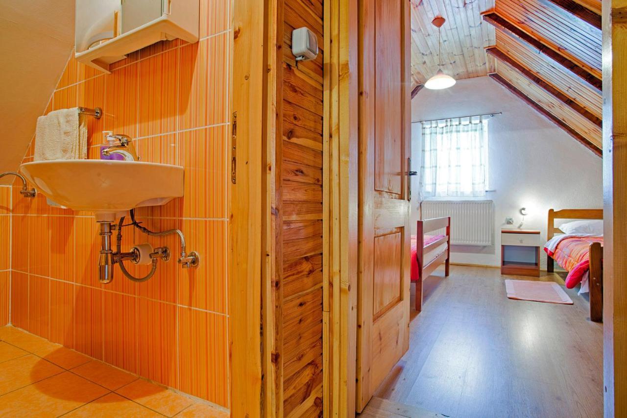 Andrea In Sertic Poljana - Haus Fuer 6 Personen Plitvička Jezera Buitenkant foto