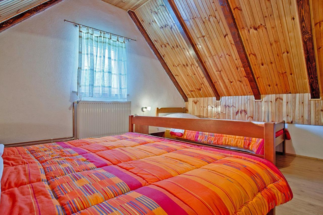 Andrea In Sertic Poljana - Haus Fuer 6 Personen Plitvička Jezera Buitenkant foto